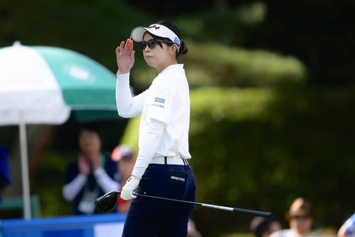 10番、ティーショットを放つ木下（撮影・河田真司）