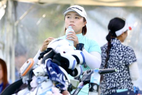 10番、水分補給する永峰（撮影・河田真司）