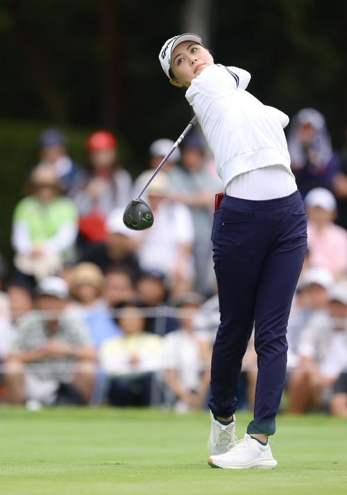 10番、ティーショットを放つ新垣（撮影・河田真司）