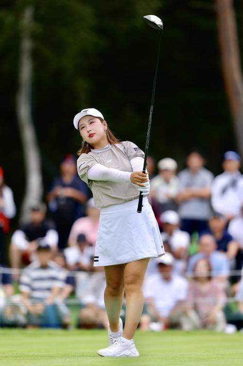 10番、ティーショットを放つリ・ハナ（撮影・河田真司）