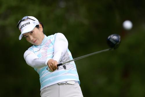 5番、ティーショットを放つ笠（撮影・河田真司）