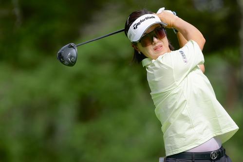 5番、ティーショットを放つ全美貞（撮影・河田真司）