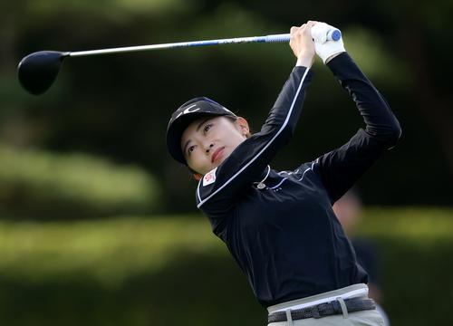 10番、ティーショットを放つ安田祐（撮影・河田真司）