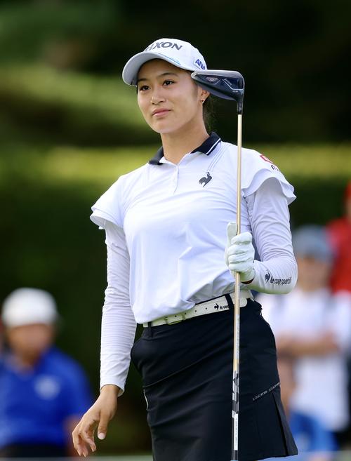 10番、ティーショットを放ち打球の行方を確認する中村（撮影・河田真司）