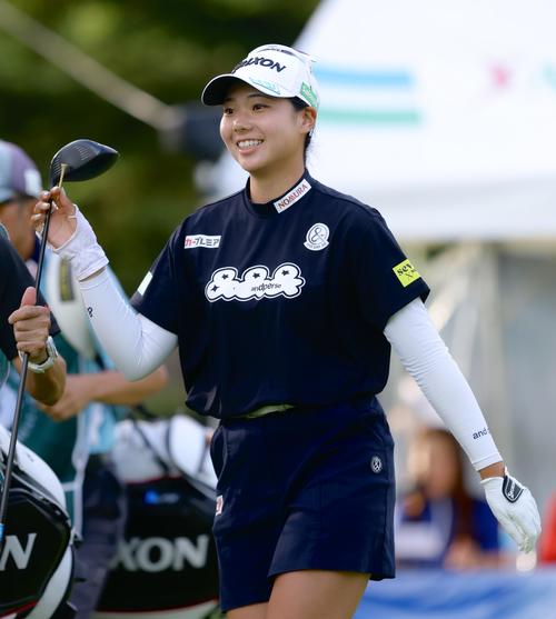 10番、ティーショットを放ち笑顔で移動する菅（撮影・河田真司）