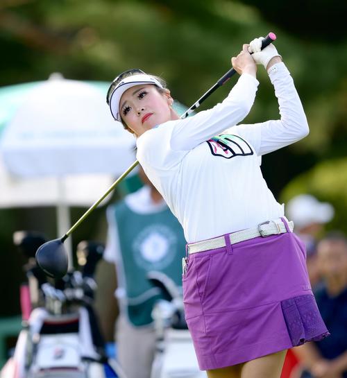 10番、ティーショットを放つ桑木（撮影・河田真司）