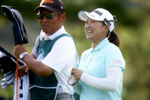 10番、ティーショットを放ち笑顔で移動する高木（撮影・河田真司）