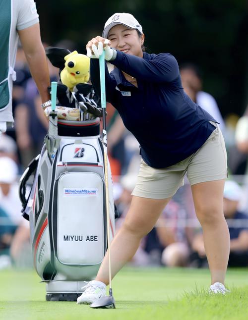 10番、ストレッチする阿部（撮影・河田真司）