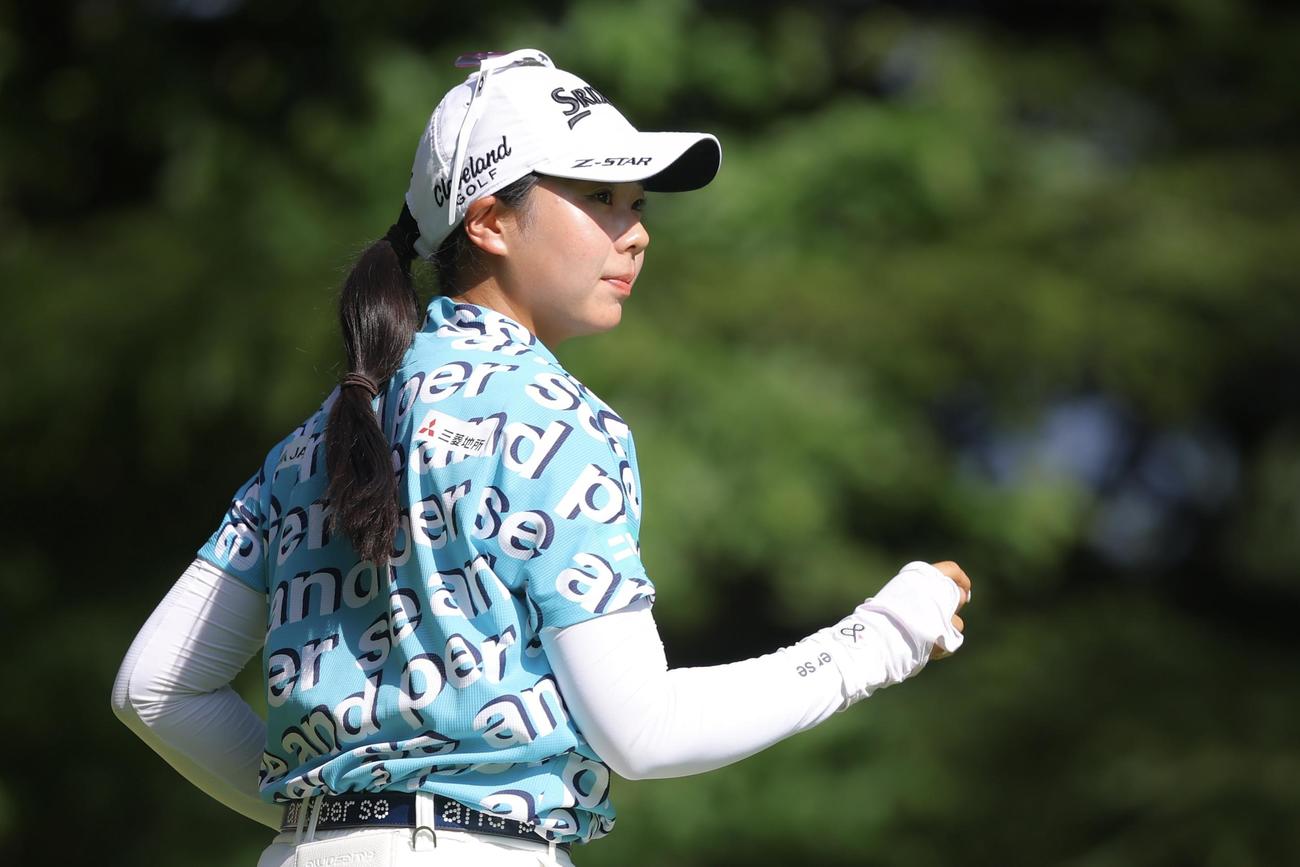 2番、ティーショットを放ち打球の行方を確認する菅（撮影・河田真司）