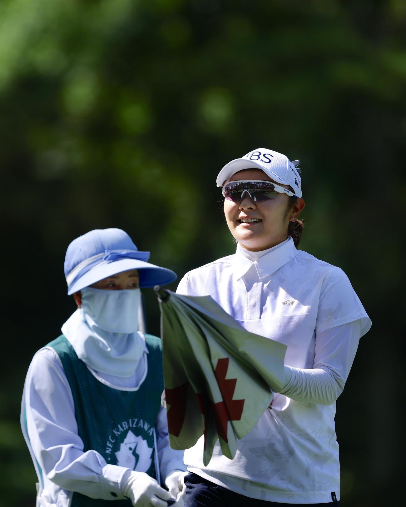 2番、バーディーを決め笑顔を見せる藤田（撮影・河田真司）