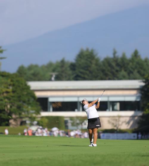 1番、第2打を放つささき（撮影・河田真司）
