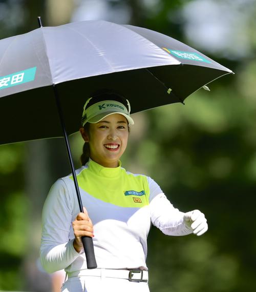 2番、ティーショットを放ち笑顔で移動する天本（撮影・河田真司）