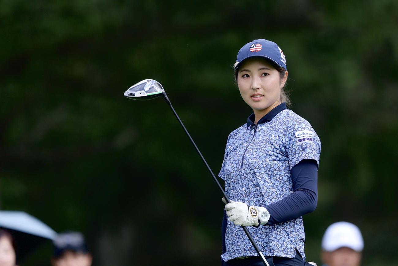5番、ティーショットを放ち打球の行方を確認する小野（撮影・河田真司）