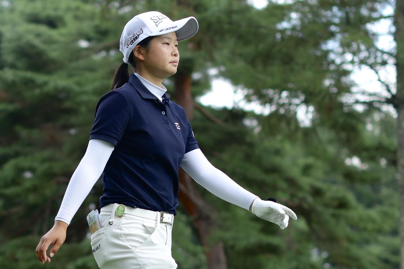 5番、ティーショットを放ち移動する広吉（撮影・河田真司）