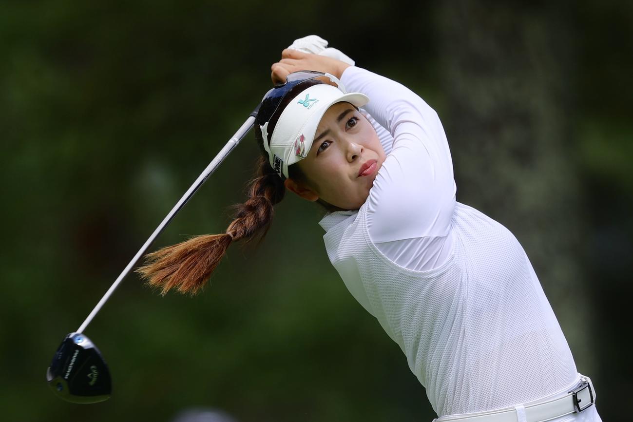 5番、ティーショットを放つ天本（撮影・河田真司）
