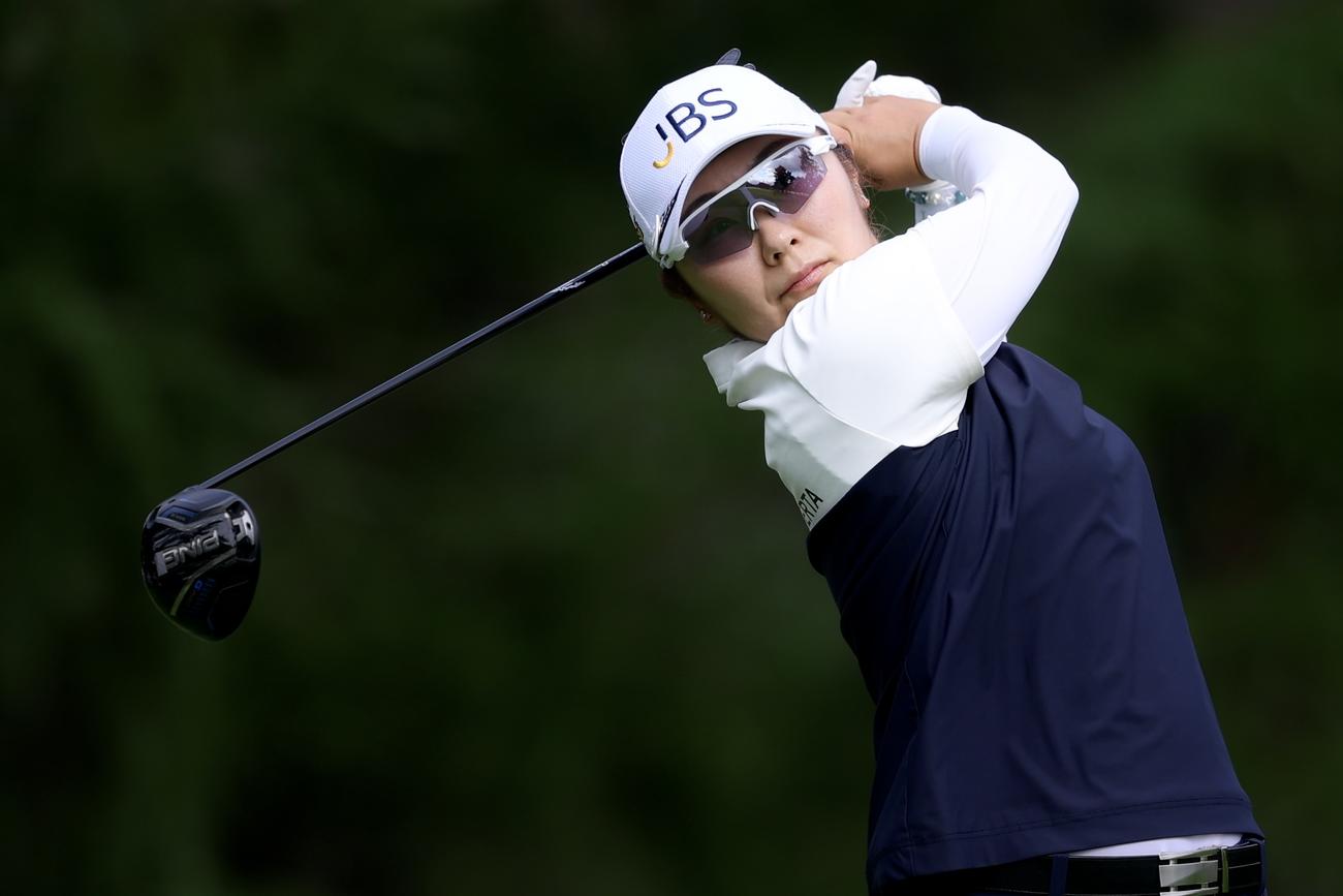 5番、ティーショットを放つ藤田さ（撮影・河田真司）