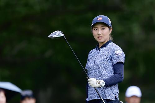5番、ティーショットを放ち打球の行方を確認する小野（撮影・河田真司）