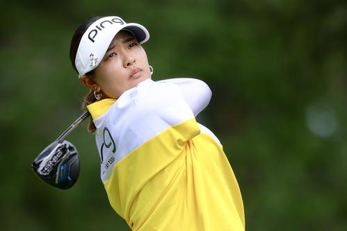 5番、ティーショットを放つ鈴木（撮影・河田真司）