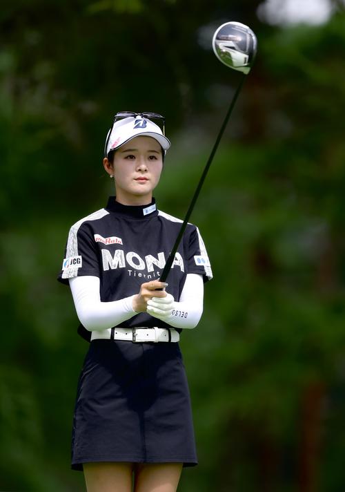 5番、ティーショットに臨む川崎（撮影・河田真司）