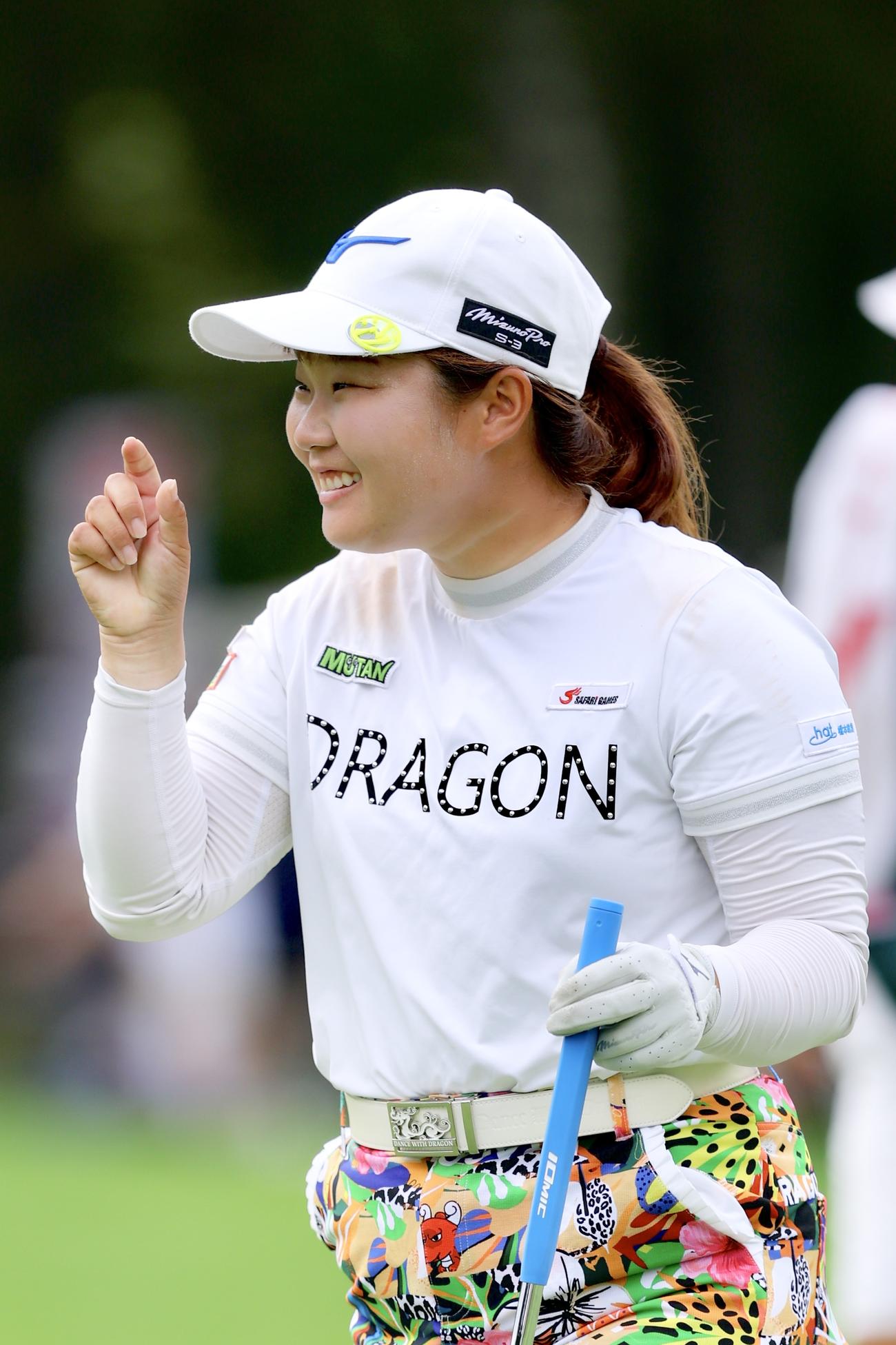 18番、バーディーパットを沈め、ギャラリーの声援に応える寺岡（撮影・河田真司）