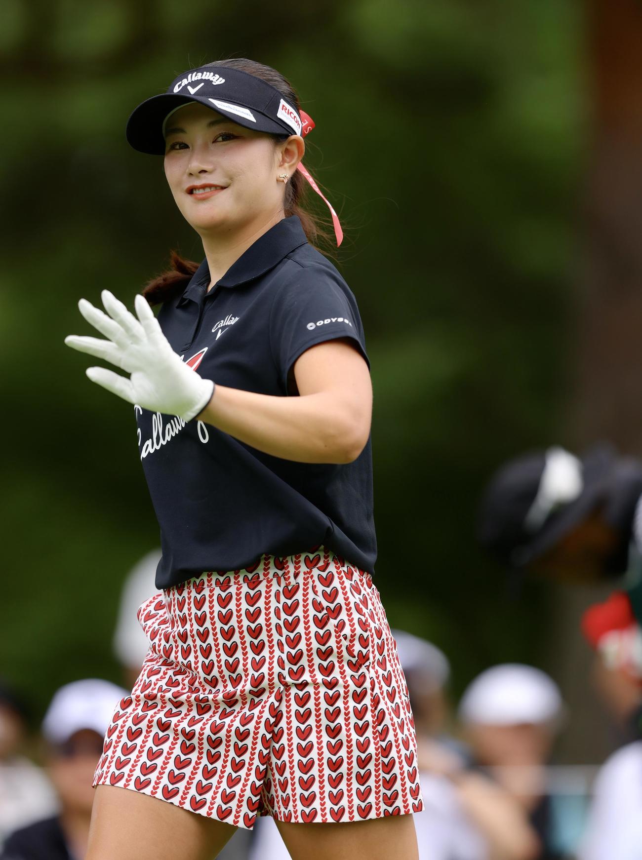 10番、ティーショットを放ち移動する河本（撮影・河田真司）