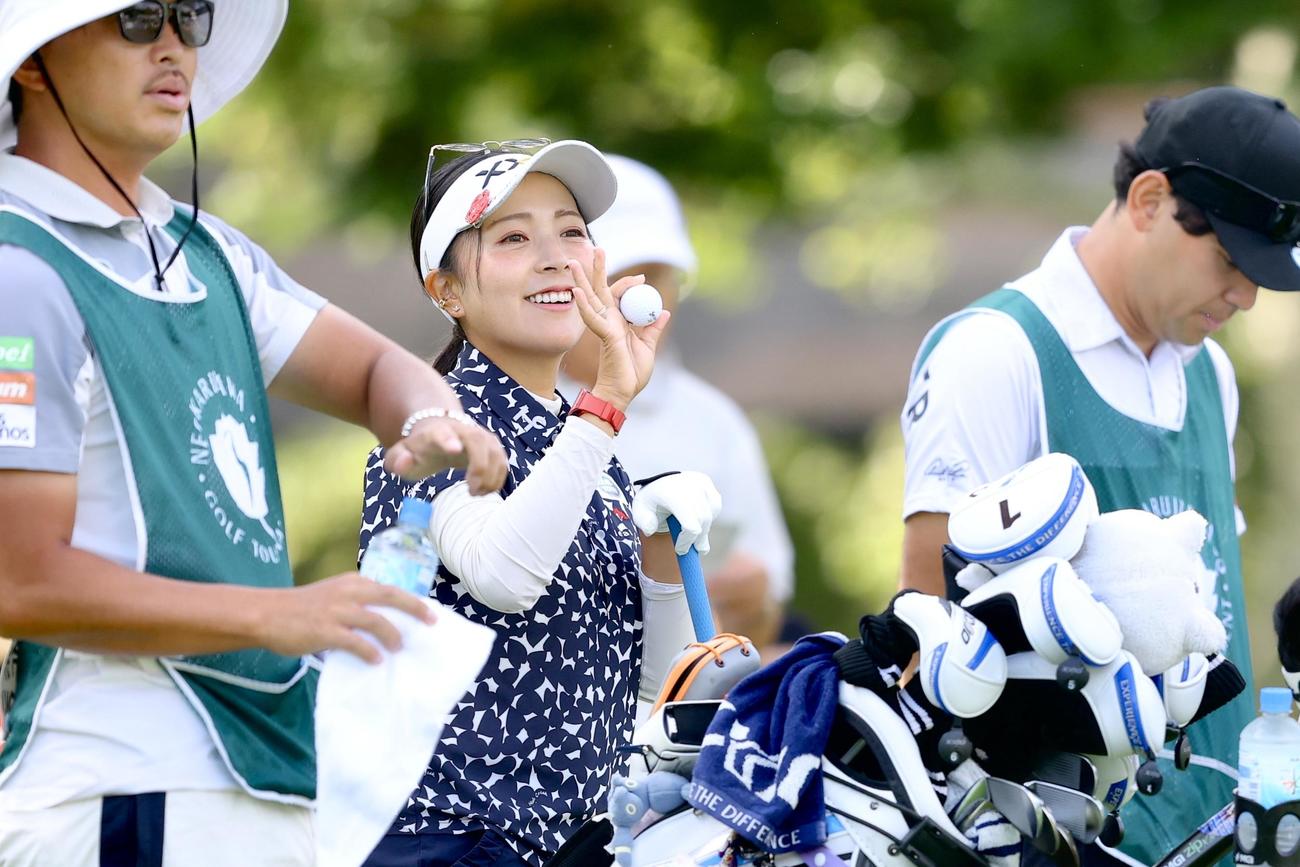 10番、ギャラリーに手を振る青木瀬（撮影・河田真司）