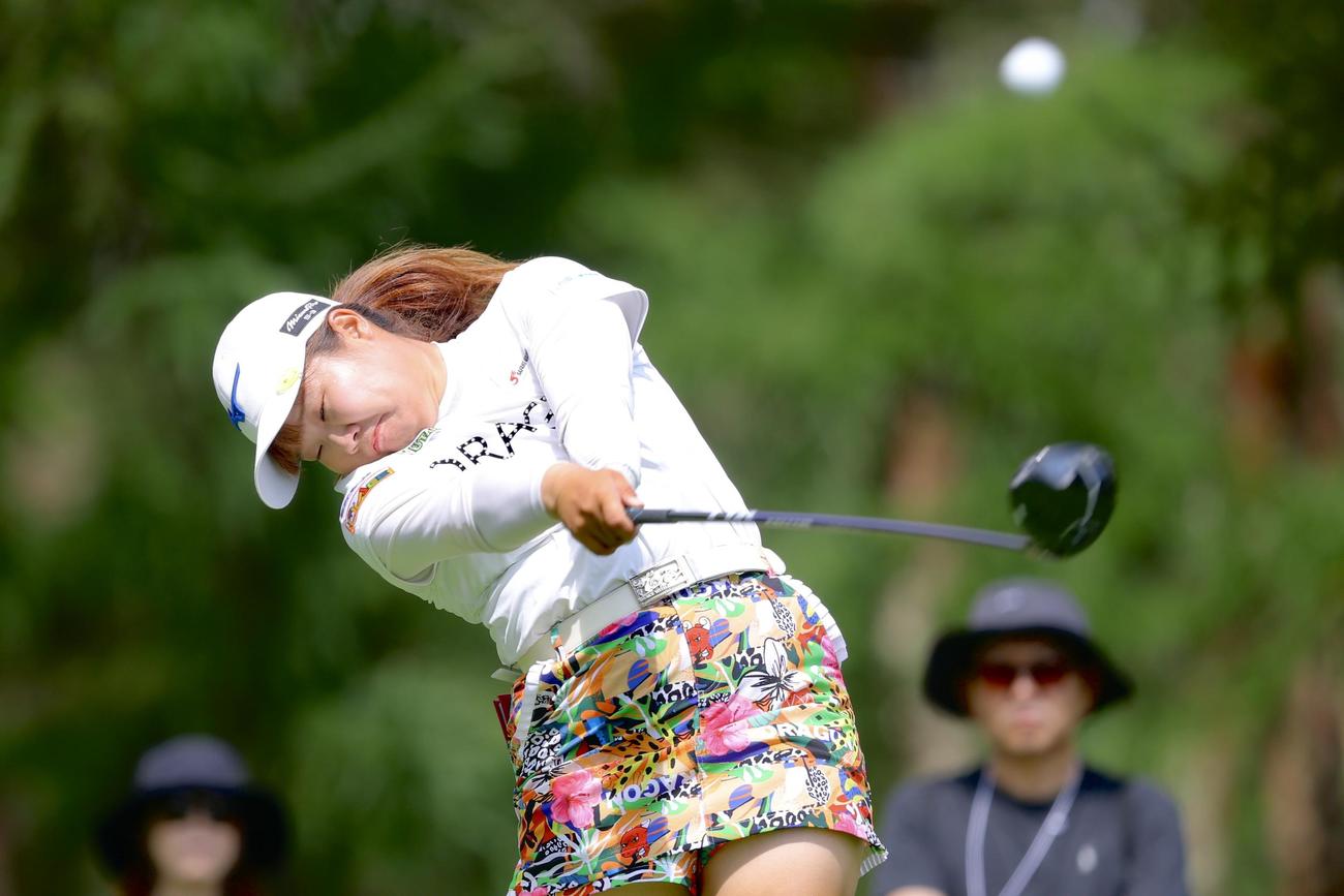 5番、ティーショットを放つ寺岡（撮影・河田真司）