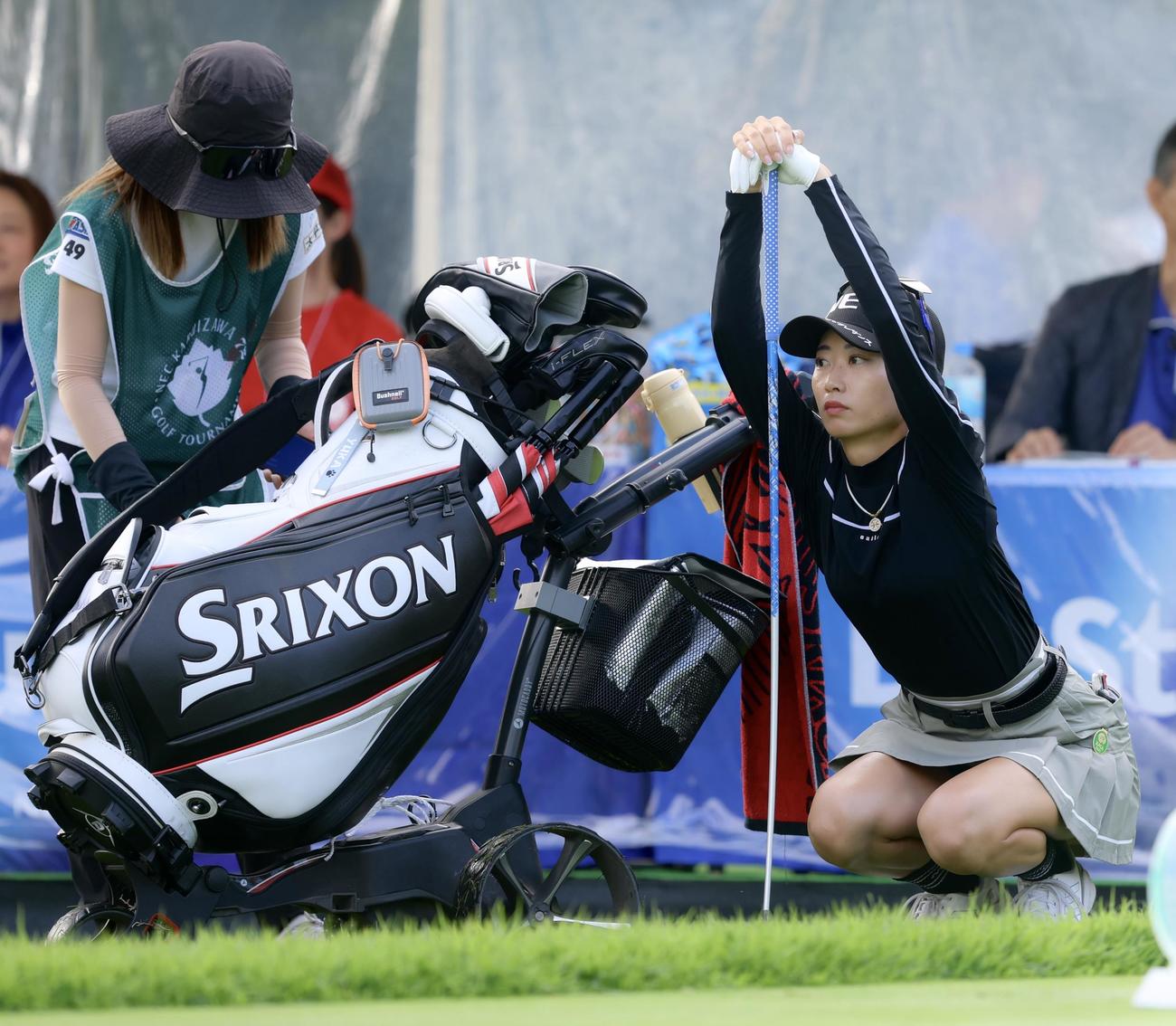 10番、ストレッチする安田祐香（撮影・河田真司）