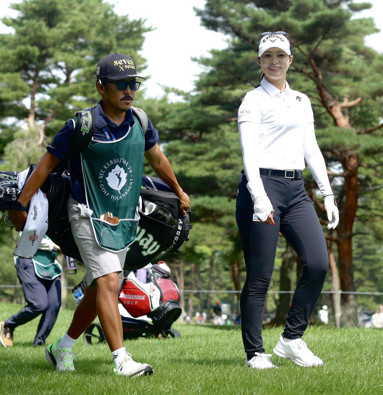 5番、ティーショットを放ち移動する柏原（撮影・河田真司）