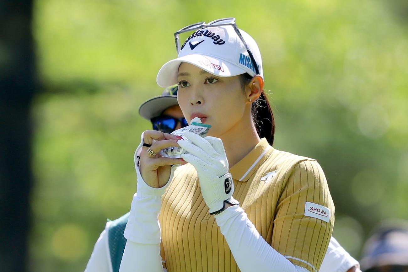 3番、エネルギー補給する柏原（撮影・河田真司）