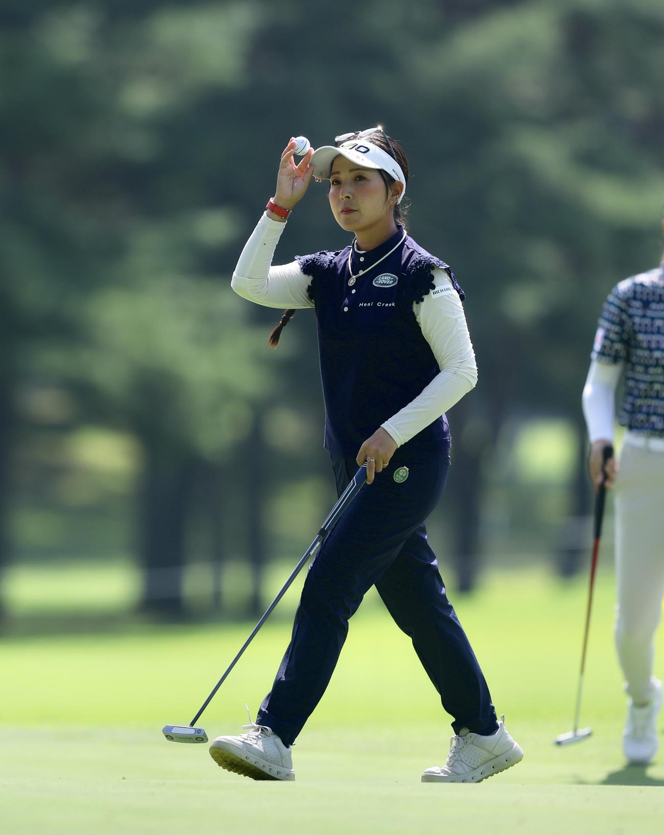 3番、バーディーパットを沈める青木（撮影・河田真司）