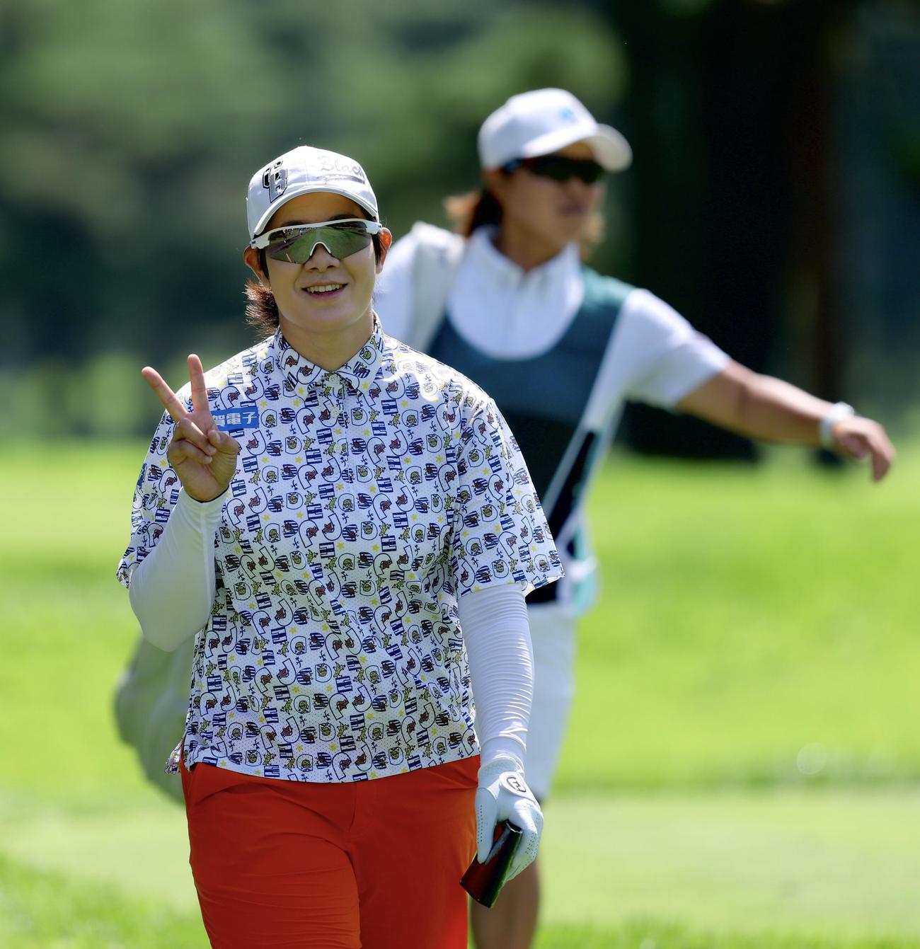 4番、笑顔で移動する川岸（撮影・河田真司）
