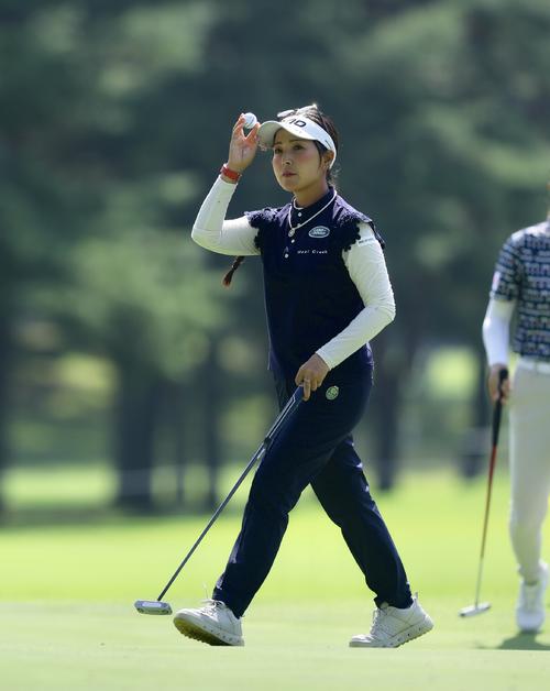 3番、バーディーパットを沈める青木(撮影・河田真司)