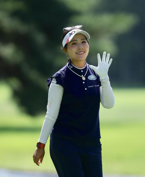 4番、笑顔で移動する青木(撮影・河田真司)