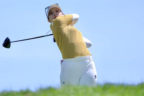 9番、ティーショットを放つ柏原(撮影・河田真司)