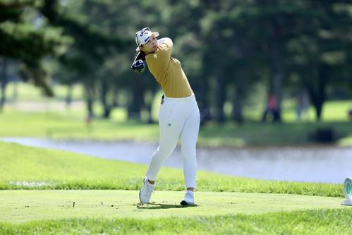 4番、ティーショットを放つ柏原(撮影・河田真司)