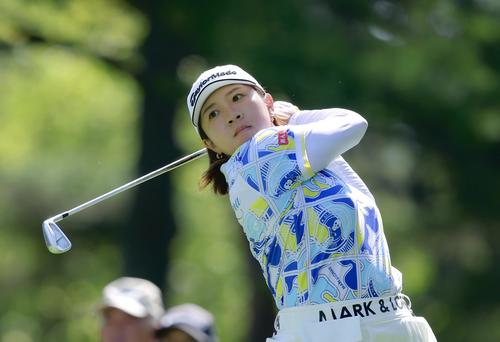 3番、ティーショットを放つ泉田(撮影・河田真司)