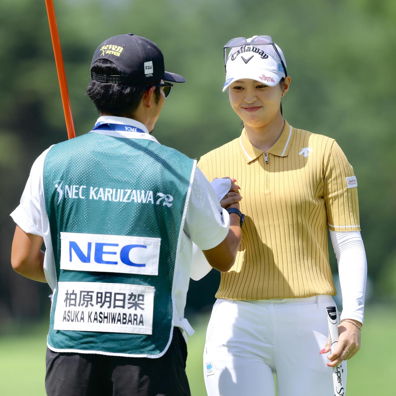 優勝を果たし、キャディーと固く握手を交わす柏原（撮影・河田真司）