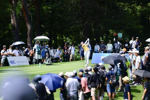 18番、ティーショットを放つ柏原（撮影・河田真司）