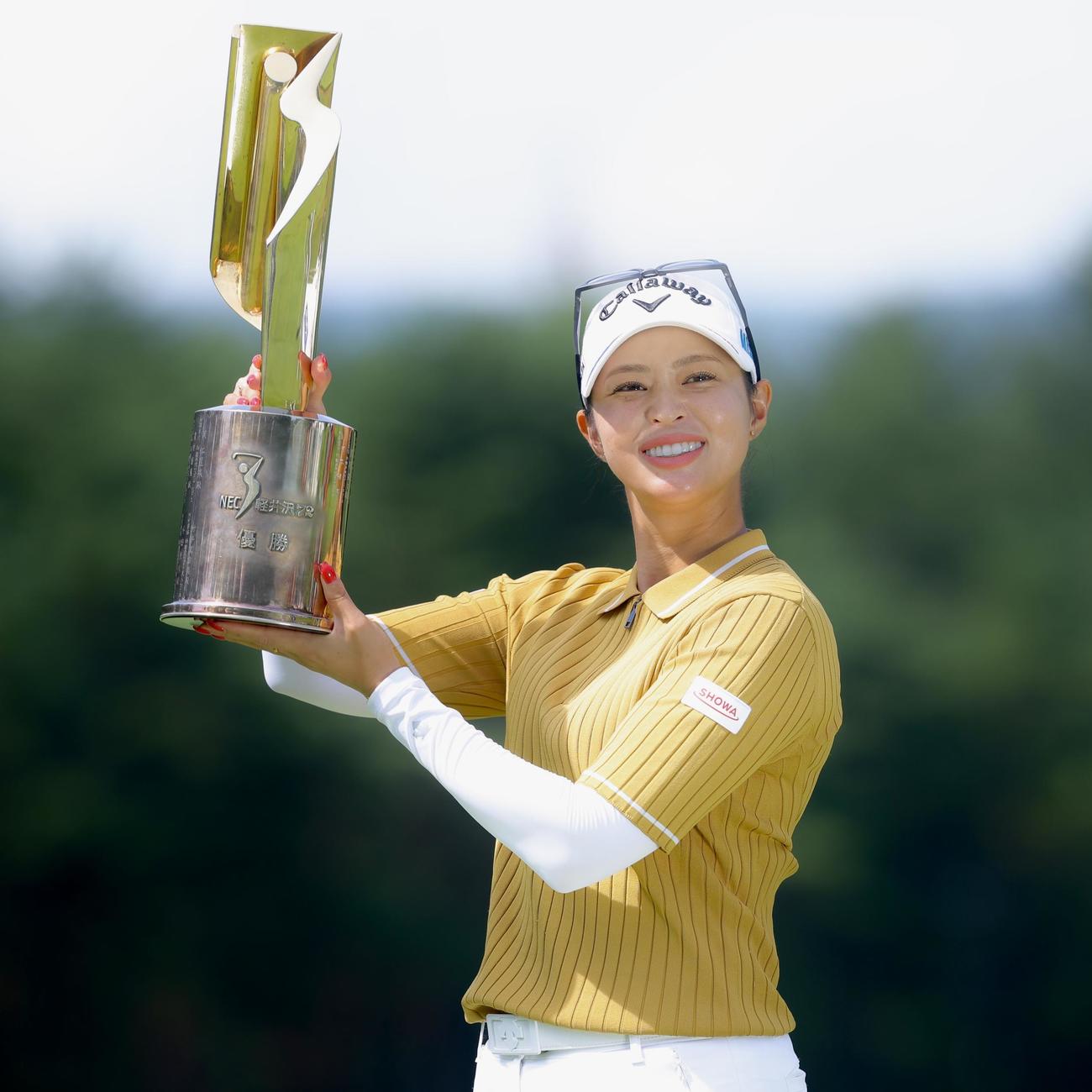 優勝トロフィーを笑顔で掲げる柏原（撮影・河田真司）