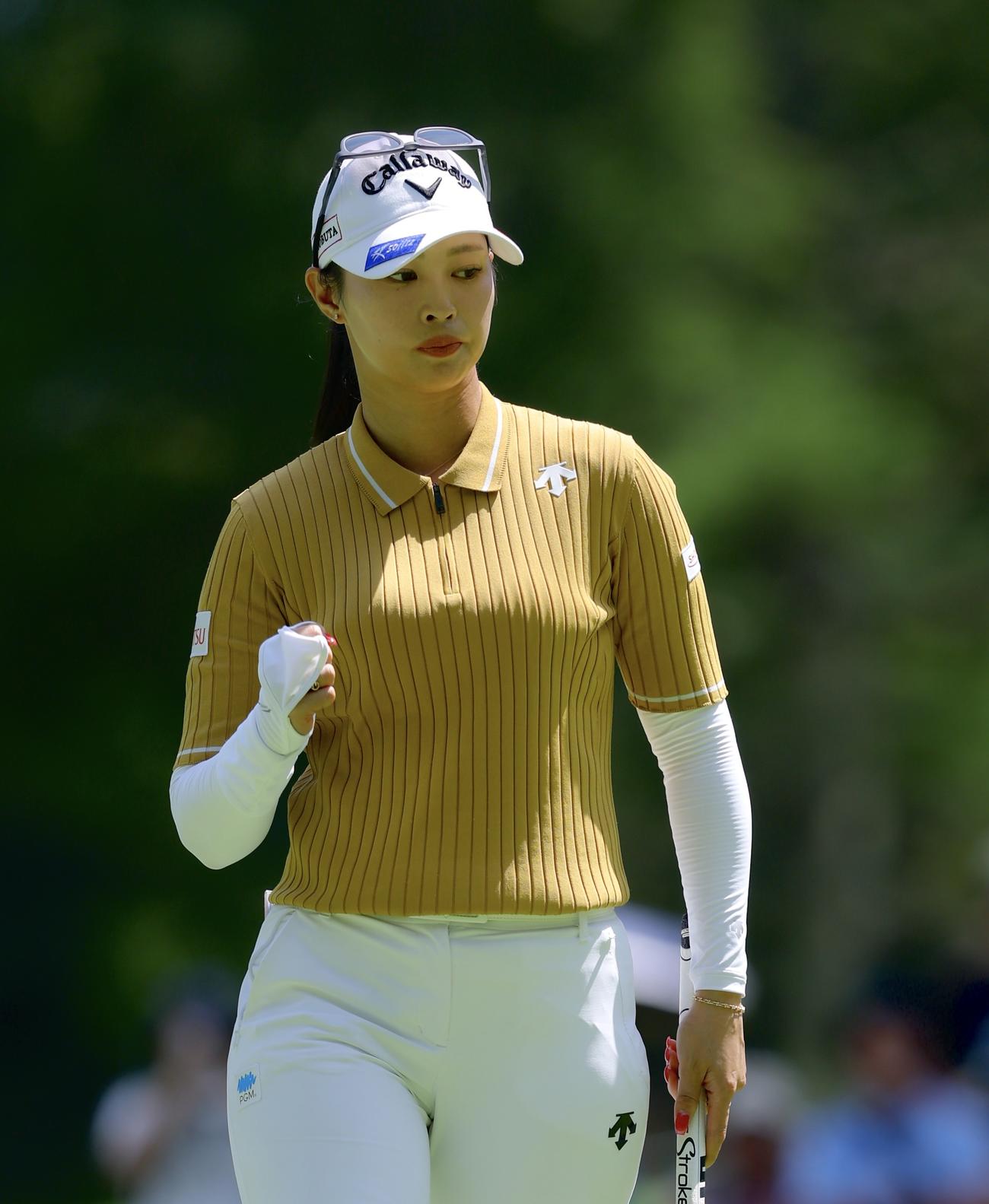 16番、バーディーパットを沈めガッツポーズする柏原（撮影・河田真司）