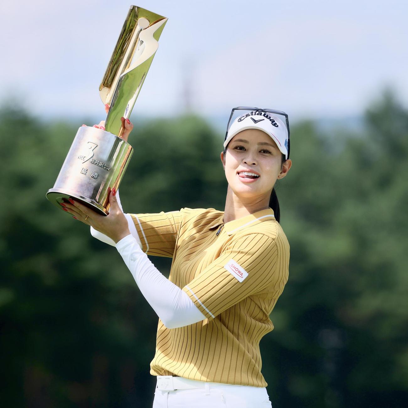 笑顔で優勝トロフィーを掲げる柏原（撮影・河田真司）