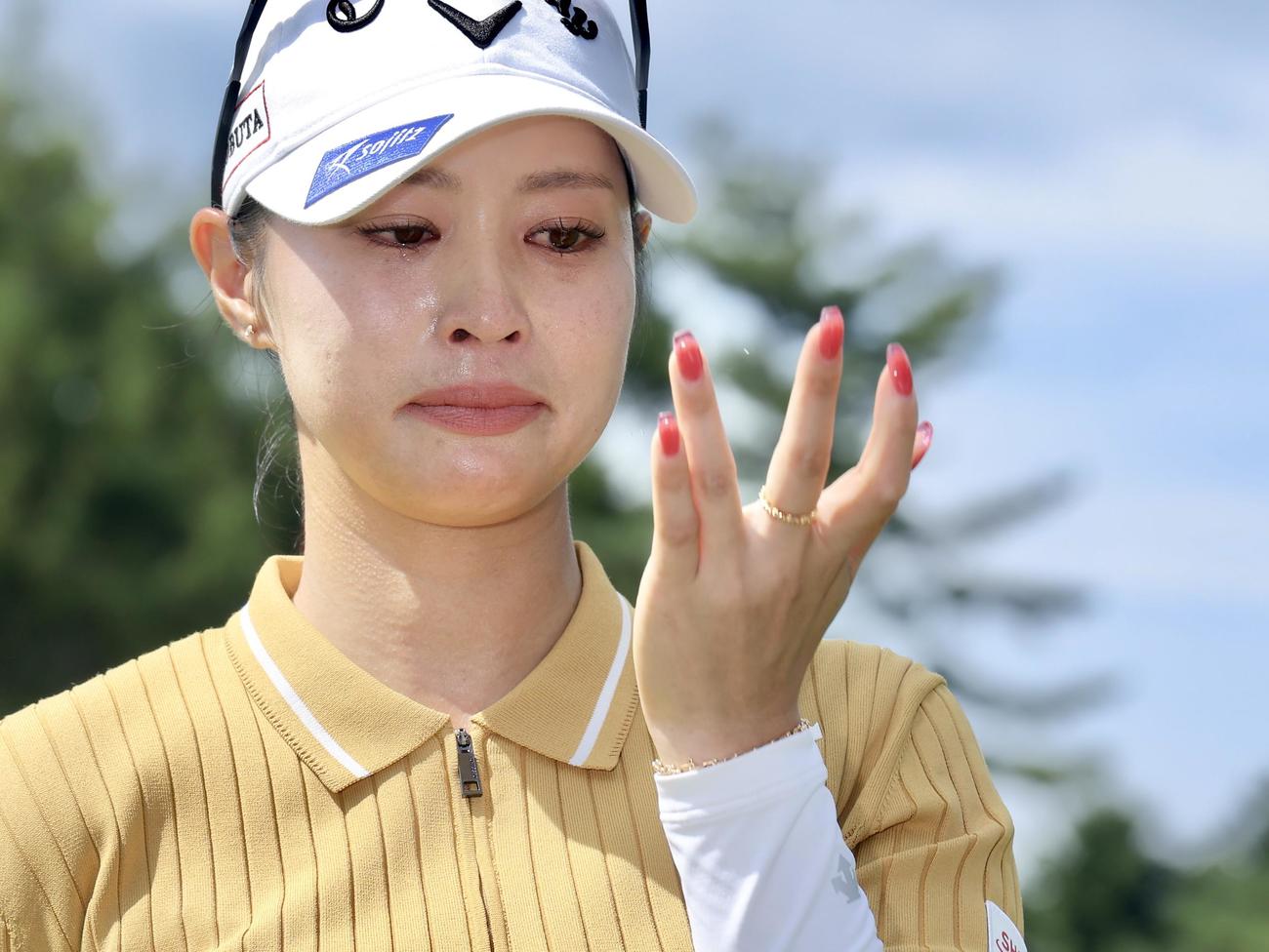 涙を拭いながら優勝インタビューに答える柏原（撮影・河田真司）
