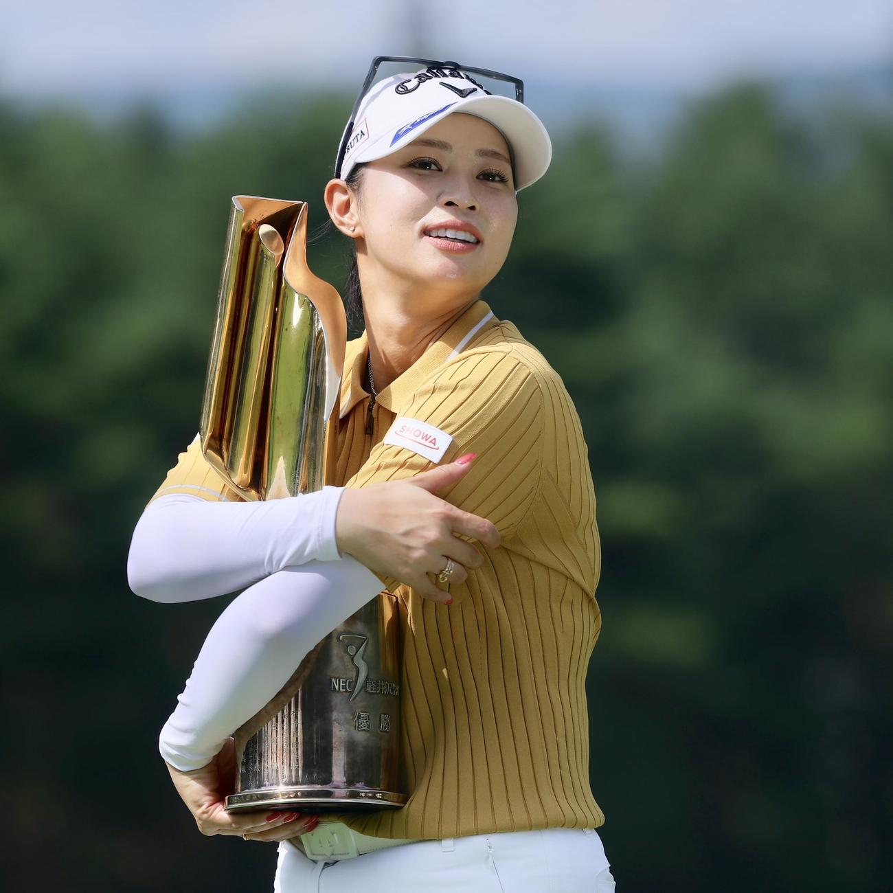 優勝トロフィーを抱きかかえる柏原（撮影・河田真司）