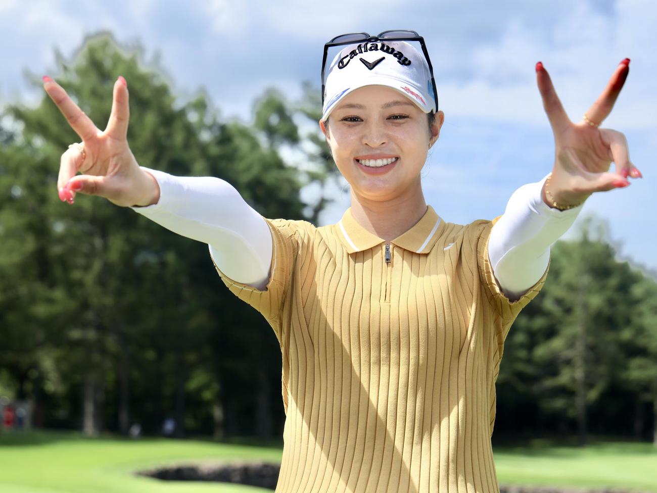 優勝インタビューを終え、笑顔でVサインする柏原（撮影・河田真司）