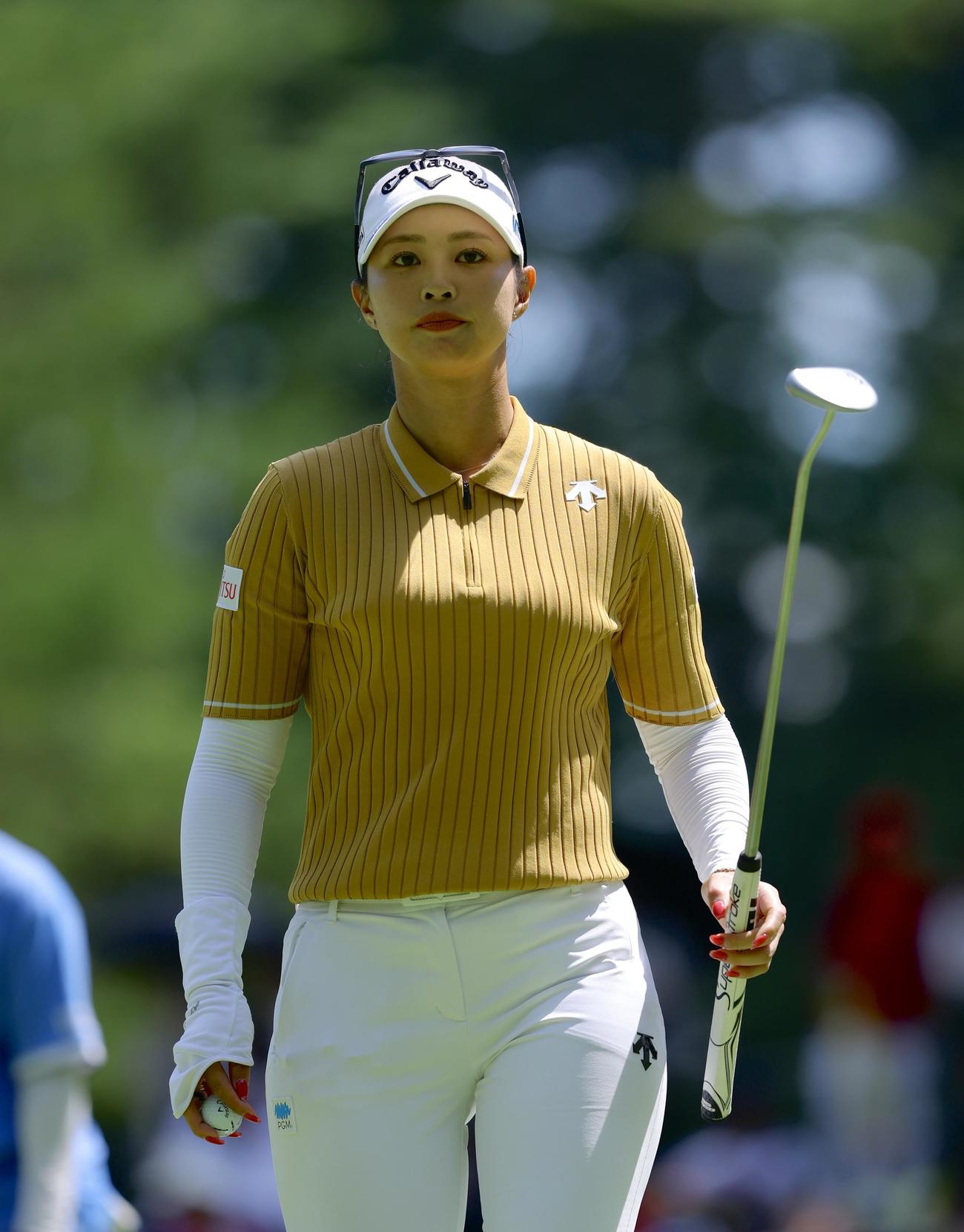 16番、バーディーパットを沈める柏原（撮影・河田真司）