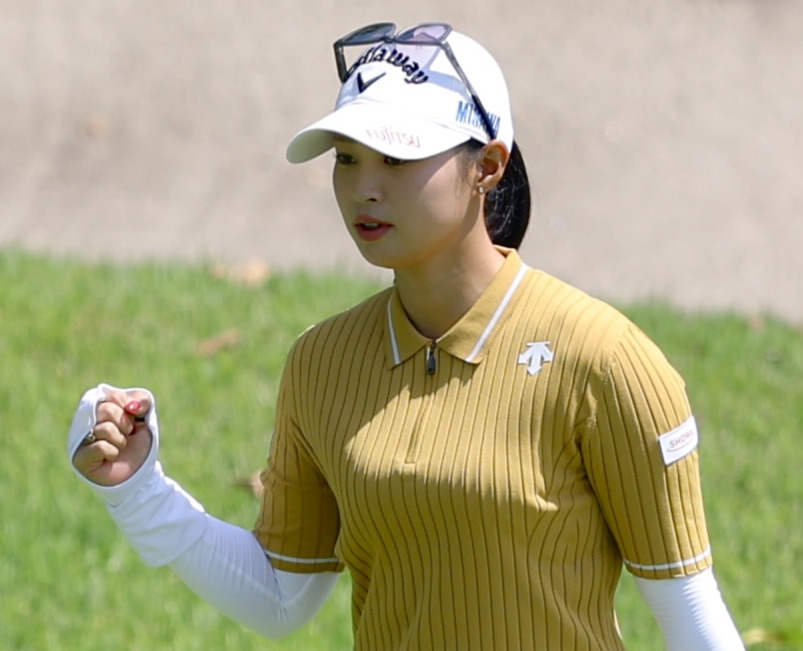 8番、バーディーを決めガッツポーズする柏原（撮影・河田真司）