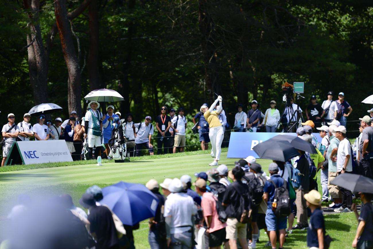 18番、ティーショットを放つ柏原（撮影・河田真司）