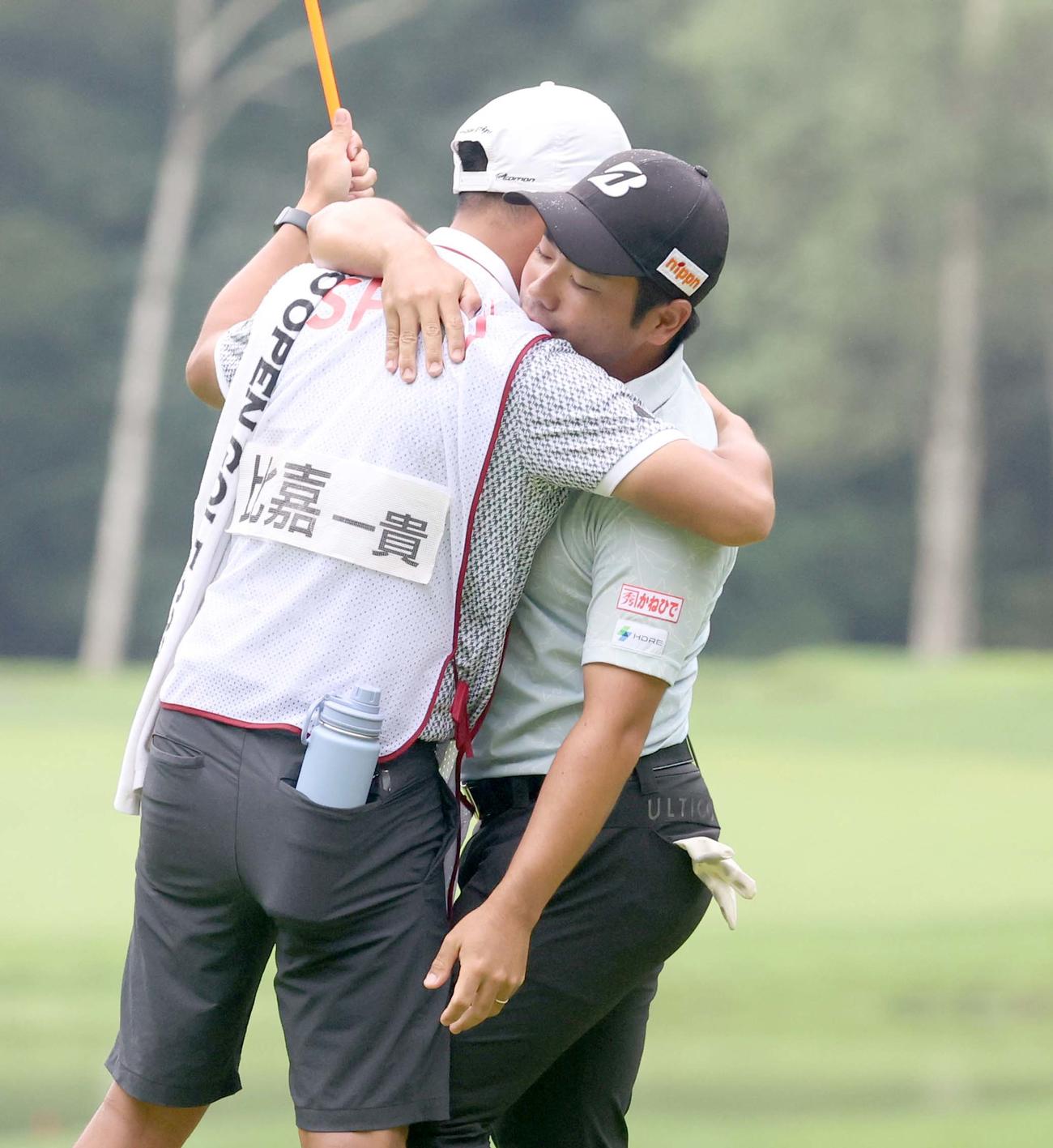 優勝しキャディーと抱き合う比嘉（撮影・黒川智章）