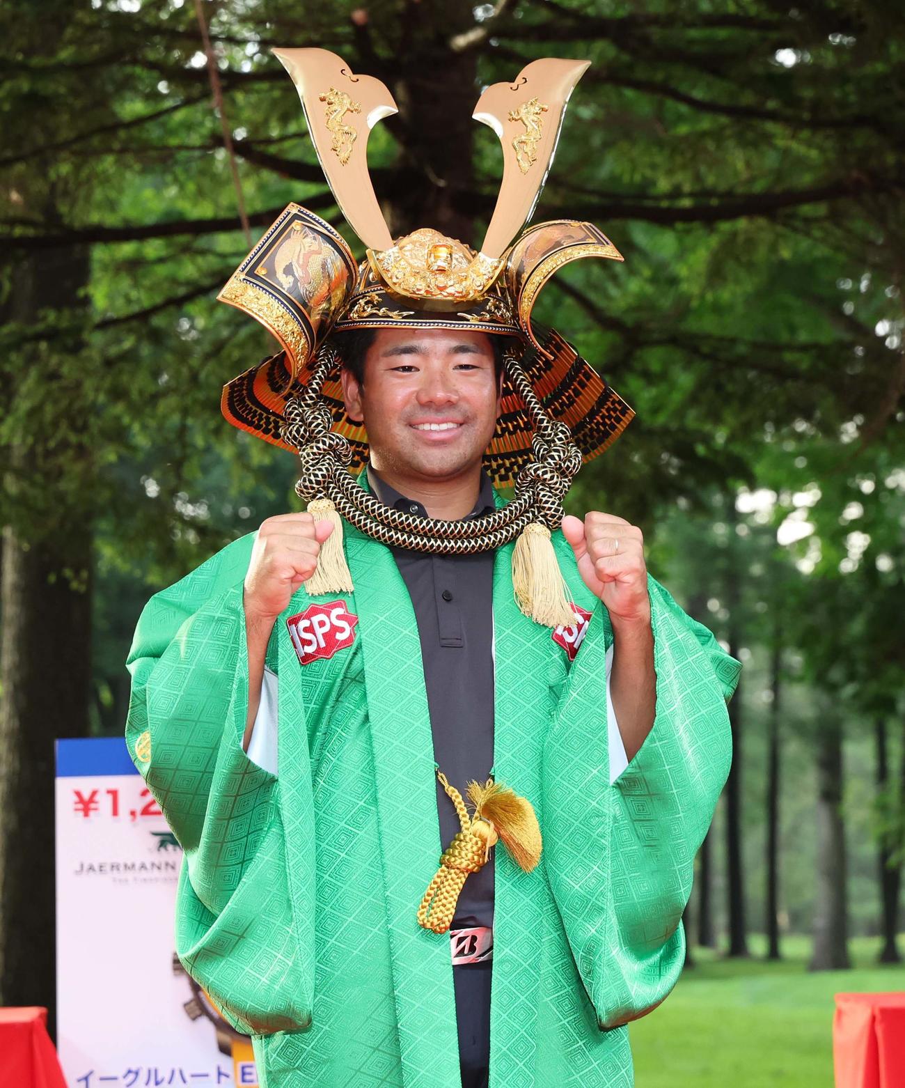 「優勝かぶと」をかぶり笑顔の比嘉（撮影・黒川智章）